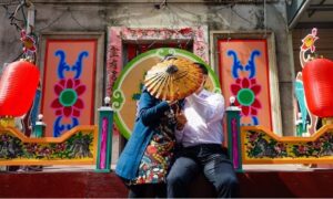 A Chinese Couple’s Quiet Elegance Wins Smithsonian Photo Contest